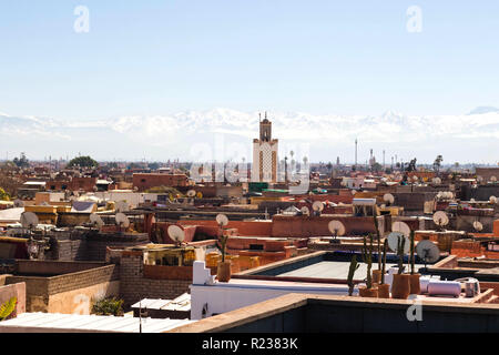 Vue sur Marrakech et la Koutoubia, Marrakech, Maroc, Afrique du Nord, Afrique Banque D'Images