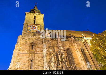 L'église noire de Brasov, à l'heure bleue. Le 15e siècle église gothique a obtenu son nom après le grand incendie en 1689 blackened ses murs extérieurs. Horizo Banque D'Images