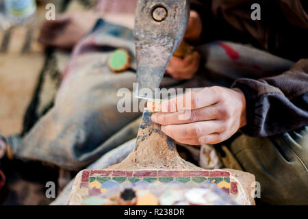 Travaillant sur des modèles de mosaïque en céramique. Usine de poterie, Fes, Maroc. L'Afrique du Nord, Afrique Banque D'Images