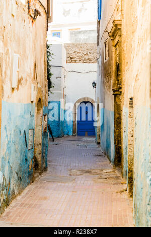 Rue de la vieille ville fontaine à eau avec mosaïques en céramique, à Essaouira. Côte de l'Atlantique, le Maroc, l'Afrique du Nord, Afrique Banque D'Images