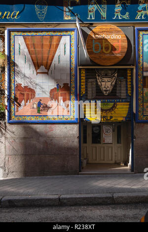 Volets peints et revêtements céramiques sur la façade de l'Bombardino cafe dans la Calle Salitre dans la région de Lavapies Madrid, Espagne Banque D'Images