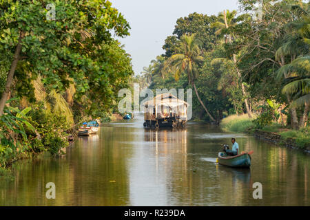 Péniche sur les eaux du Kerala, près de Alleppey, Kerala, Inde Banque D'Images