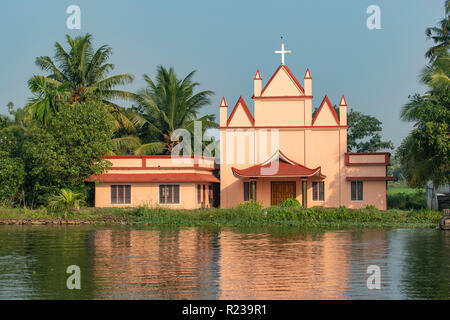 L'église le Kerala, les eaux près de Alleppey, Kerala, Inde Banque D'Images