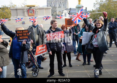 L'unité britannique "reprendre le contrôle" pro-Brexit de protestation. Norwich contre les fascistes a organisé une grande contre-manifestation. Norwich, UK 10 Novembre 2018 Banque D'Images