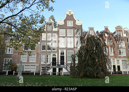 Le Begijnhof est l'une des plus anciennes hofjes à Amsterdam, Pays-Bas. Un groupe de bâtiments historiques, la plupart des habitations privées. Un hofje est un mot néerlandais pour une cour avec hospices autour d'elle. Banque D'Images