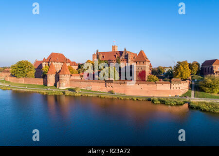 Malbork (Marienburg médiévale) Château en Espagne, forteresse des Chevaliers teutoniques lors de la Rivière Nogat. Vue aérienne de l'automne au coucher du soleil la lumière. Banque D'Images