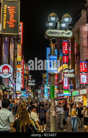 Shibuya, Tokyo - 27 août 2018 : scène de nuit dans le quartier de Shibuya. Les gens qui marchent sur crwoded rues regorgeant de restaurants et boutiques colorées avec bill Banque D'Images