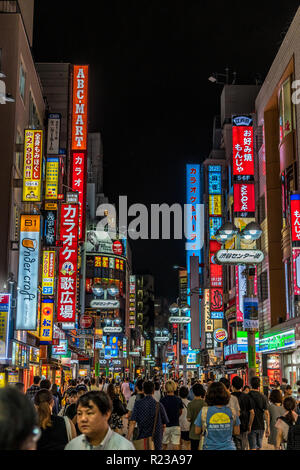 Shibuya, Tokyo - 27 août 2018 : scène de nuit dans le quartier de Shibuya. Les gens qui marchent sur crwoded rues regorgeant de restaurants et boutiques colorées avec bill Banque D'Images