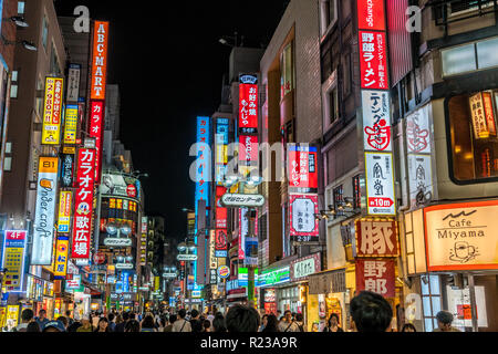 Shibuya, Tokyo - 27 août 2018 : scène de nuit dans le quartier de Shibuya. Les gens qui marchent sur crwoded rues regorgeant de restaurants et boutiques colorées avec bill Banque D'Images