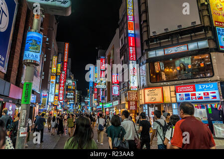 Shibuya, Tokyo - 27 août 2018 : scène de nuit dans le quartier de Shibuya. Les gens qui marchent sur crwoded rues regorgeant de restaurants et boutiques colorées avec bill Banque D'Images