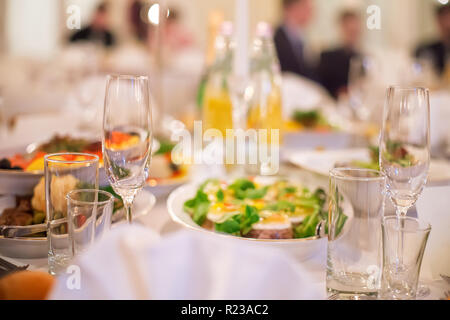 Restauration table de banquet avec des gens d'affaires d'ossature à l'arrière-plan. Selective focus Banque D'Images