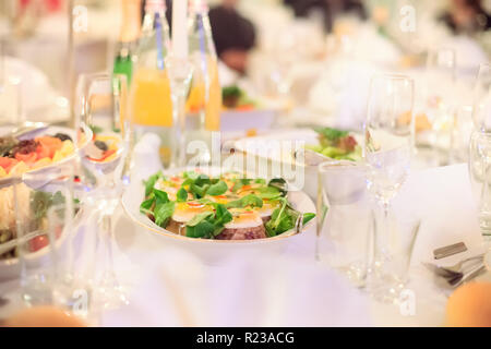 Table de banquet avec traiteur selective focus Banque D'Images