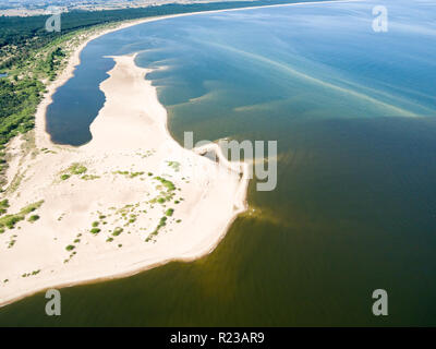 Vue aérienne de la plage par le bleu de la mer Baltique, près de l'embouchure de la rivière Vistule Banque D'Images