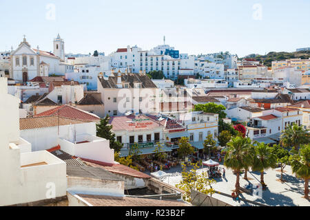 Albufeira, Portugal - Mai 2012 : vue sur les toits et la place principale, Albufeira, Portugal Banque D'Images