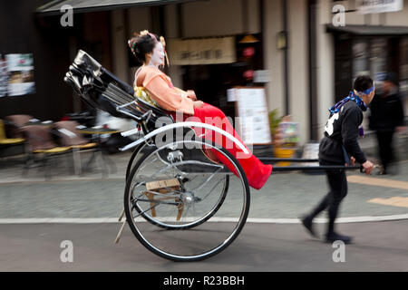 Kyoto, Japon - janvier 2011 : Geishas voyageant dans un pousse-pousse, Kyoto, Japon Banque D'Images