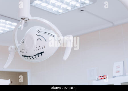 Lumière dentaire close up en bureau de dentiste. Le matériel clinique dentaire - close up de droit de l'examen médical, la lumière. Ton blanc. Banque D'Images