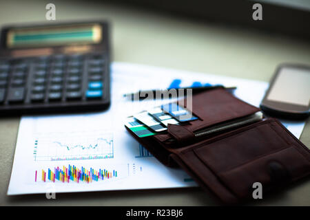 Etui en cuir avec des cartes d'escompte et de crédit. Concept d'affaires Banque D'Images