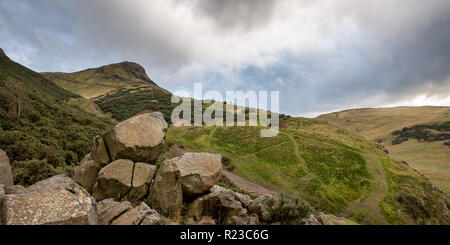 La miniature de la montagne le siège d'Arthur se lève de Holyrood Park à Édimbourg, en Écosse. Banque D'Images