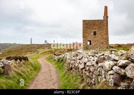 À l'Ouest une papule Owles Engine House ruines, Botallack tin mine, Cornwall Banque D'Images