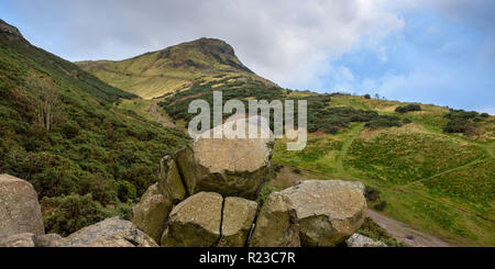 La miniature de la montagne le siège d'Arthur se lève de Holyrood Park à Édimbourg, en Écosse. Banque D'Images