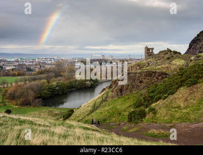 La ruine romantique de la folie de la chapelle Saint Antoine se dresse sur la colline d'Arthur's Seat au dessus de St Margaret's Loch à Holyrood Park à Édimbourg. Banque D'Images