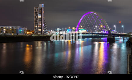 Glasgow, Scotland, UK - 6 novembre, 2018 : Le Clyde Arc est éclairé la nuit à Finnieston sur la rivière Clyde à Glasgow. Banque D'Images