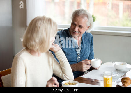 Les regarder épouse bien aimée passer matin week-end romantique à la maison prendre un petit déjeuner, profiter du temps ensemble deux ou trois ans, parler et le goût des f Banque D'Images