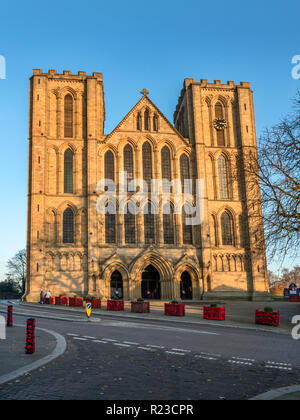 L'avant de l'ouest de la cathédrale de Ripon Ripon au coucher du soleil au nord Yorkshire Angleterre Banque D'Images