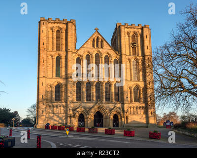 L'avant de l'ouest de la cathédrale de Ripon Ripon au coucher du soleil au nord Yorkshire Angleterre Banque D'Images