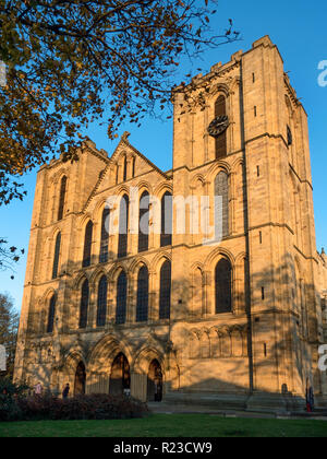 L'avant de l'ouest de la cathédrale de Ripon Ripon au coucher du soleil au nord Yorkshire Angleterre Banque D'Images