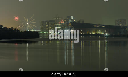 Glasgow, Scotland, UK - 5 novembre, 2018 : feux d'artifice explosent au-dessus de immeubles à appartements de Partick, à côté du musée au bord de la moderniste et Glenlee ta Banque D'Images