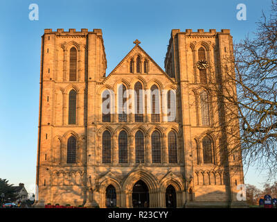 L'avant de l'ouest de la cathédrale de Ripon Ripon au coucher du soleil au nord Yorkshire Angleterre Banque D'Images