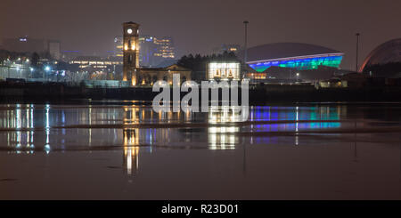 Glasgow, Scotland, UK - 5 novembre 2018 : la rivière Clyde passe par le SSE Hydro arena et la station de pompage de nuit à Glasgow. Banque D'Images