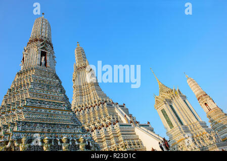 Vue de l'ancienne pagode Phra Prang Wat Arun (Temple de l'aube) avec fond de ciel bleu Banque D'Images