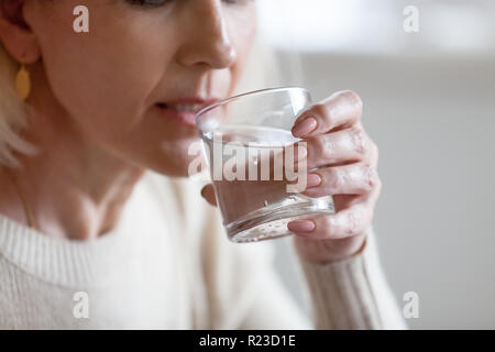 De woman holding glass sensation de soif ou déshydraté, senior femme douce potable aqua pure à la suite de vie sain, dame âgée ayant encore Banque D'Images