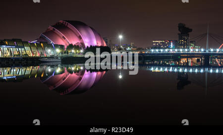 Glasgow, Scotland, UK - 4 novembre, 2018 : Le 'Armadillo' auditorium building de la SEC se reflète dans les eaux calmes de la rivière Clyde à Glasgow n Banque D'Images