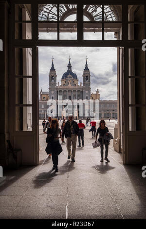 De la cathédrale Almudena, catedral de la Almudena vu depuis le Palais Royal de Madrid, Espagne Banque D'Images