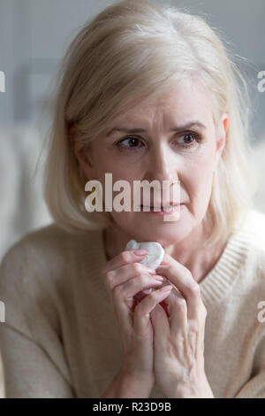 Contrarié de femme perdue dans ses pensées la réflexion sur les temps anciens, grieve mari disparu, triste à pleurer de désespoir féminin senior le sentiment de solitude à la maison remembe Banque D'Images