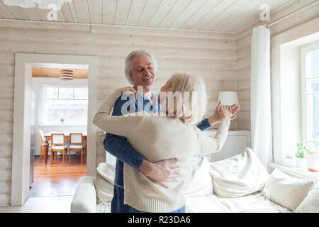 De romantique couple country house in a happy, mari et femme dans l'oscillation à la valse dans les yeux, un homme âgé et wo Banque D'Images