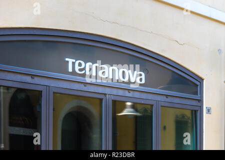 RAVENNA, ITALIE - Le 12 septembre 2018 : la lumière est éclairante sur le logo storefront Banque D'Images