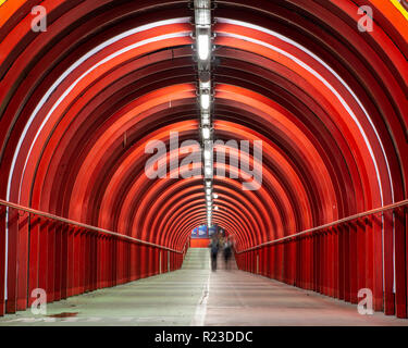Glasgow, Scotland, UK - 4 novembre 2018 : les piétons à pied à travers un rouge lumineux passage couvert reliant le cas écossais de Campus du centre des congrès Banque D'Images