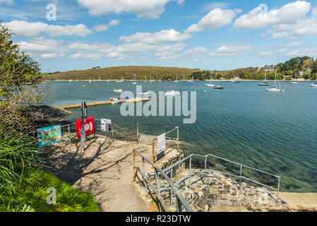 Le ferry landing Helford Passage près de surplombant le village de Cornwall, Angleterre, Helford Banque D'Images