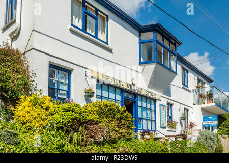 Dans les magasins du village village Helford, Cornwall, Angleterre Banque D'Images