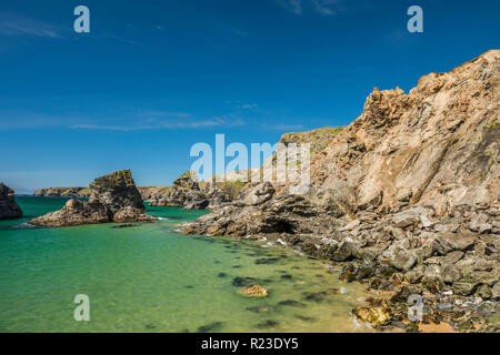 La côte rocheuse au Bedruthan Steps à Cornwall, Angleterre Banque D'Images