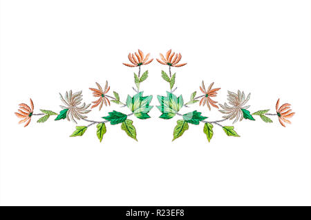 Pour la broderie motif floral de guirlande de feuilles d'automne avec la crème rose et des chrysanthèmes blancs sur fond blanc Banque D'Images