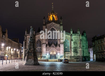 Edinburgh, Scotland, UK - 2 novembre 2018 : la cathédrale St Giles, le Haut Kirk d'Édimbourg et de l'Église presbytérienne d'Écosse, est éclairé la nuit Banque D'Images