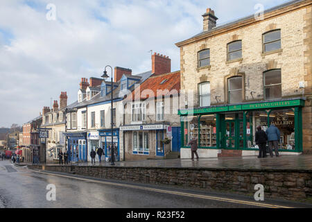 Boutiques sur Market Place au centre de la ville de Pickering dans le Yorkshire Banque D'Images