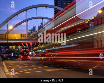 Londres, Angleterre, Royaume-Uni - Octobre 20, 2018 : Red double-decker bus partent des sentiers de lumière comme ils se déplacent le long de Shoreditch High Street, London Overground" sous Banque D'Images