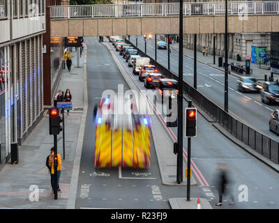 Londres, Angleterre, Royaume-Uni - Octobre 20, 2018 : un incendie moteur en réponse à une urgence utilise Londres est-ouest de l'autoroute de cycle pour contourner les files d'attente de trafic o Banque D'Images