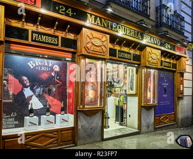 Mantequeria Bravo, vitrine d'une épicerie traiteur populaires dans Ayala Street de Madrid. Banque D'Images
